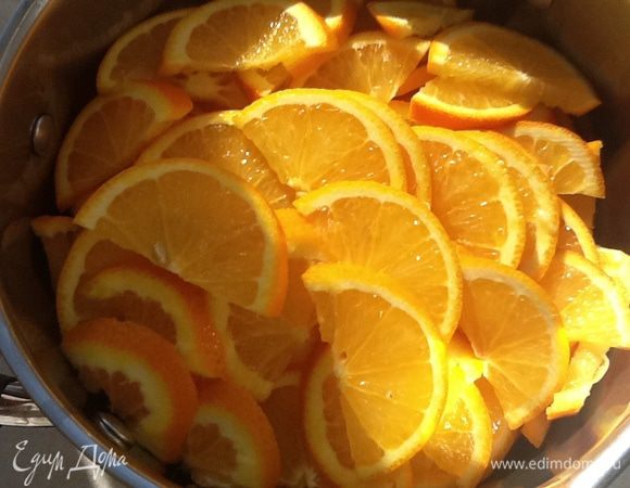 Доводим до кипения на сильном огне. Варим минут 30-40 на среднем огне. Если есть подозрения, что подгорает (скорее всего - нет), просто поболтайте кастрюлю, но сами будущие цукаты не шевелите.