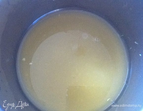 Слейте всю жидкость аккуратно. Добавьте в нее сахар. Я беру коричневый.
Объем сахара должен быть не менее 800 г на 1 кг массы апельсинов с соусом. Или классическое один к одному.