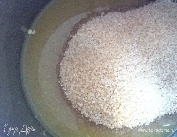 Варим сироп. Доводим до кипения и кипятим минут пять.