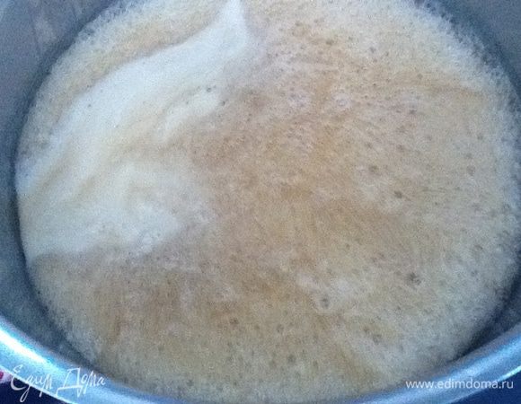 Немного охлаждаем сироп, чтобы не было сильной разницы температур. Заливаем сиропом апельсины. Даем пропитаться сиропом 30 минут.