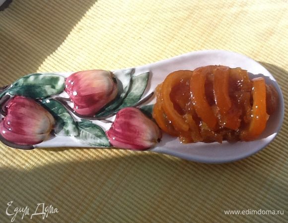 Из-за белой части, на мой вкус, как конфитюр, грубовато. В пироге - белая часть куда-то исчезает. Вопрос как. А иногда из холодильника внезапно исчезает весь конфитюр, потому что некоторые товарищи употребляют эту заготовку утром с тостами, не оставляя шанса пирогам.