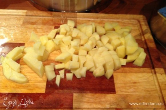 В то время как отваривается шпинат, картофель помойте, почистите, порежьте кубиками (1см х 1см). Отварите в отдельной кастрюле в чуть подсоленной воде. После готовности откиньте на дуршлаг и переложите в бульон.