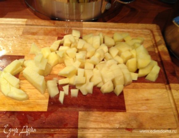 В то время как отваривается шпинат, картофель помойте, почистите, порежьте кубиками (1см х 1см). Отварите в отдельной кастрюле в чуть подсоленной воде. После готовности откиньте на дуршлаг и переложите в бульон.