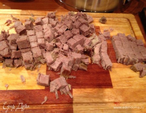 Говядину  нарежьте кубиками  (1 см х 1 см) и верните в бульон.