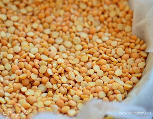 Вынуть из холодильника.На дно формы с тестом положить  пергаментную бумагу, сверху высыпать туда любые сухие бобовые. Поставить форму в духовку и выпекать при температуре 220 гр. около 10 минут. Затем форму достать, бумагу и бобовые удалить. Духовку снизить до 180°С. Снова поставить форму с тестом в духовку и выпекать около 10 минут. Песочную основу остудить.