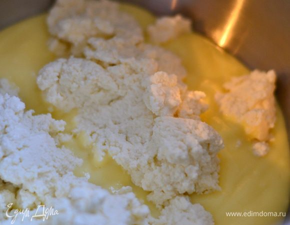 Готовим основной сырно-заварной крем. В остывший заварной крем  добавляем Рикотту и сахар. Взбиваем. Добавить туда же яйца,не переставая взбивать,затем  крахмал, молоко,ваниль, сок лимона и цедру. В конце взбивания добавить сливки. Взбивать на средней скорости миксера.Полученная масса будет жидкой. Но не пугайтесь,при выпекании и уже охлаждении она застынет. Вы все делаете правильно.