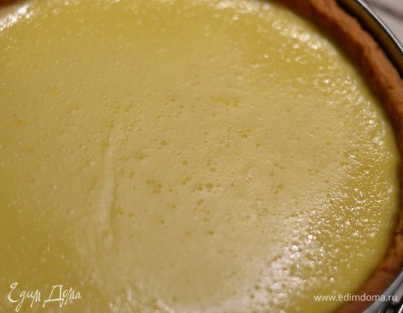 У готового и еще горячего чизкейка начинка должна слегка колыхаться в середине, а по краям уже схватиться. 