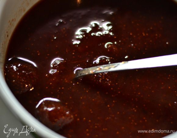 Готовим "декор". Клубничный джем разбавляем совсем немного с водой,ставим на огонь и прокипятим.