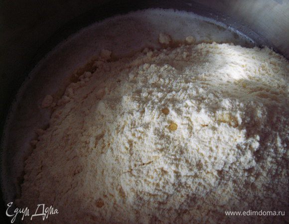  Сливочное масло растапливаем на среднем огне, добавляем муку и обжариваем до слегка кремового цвета (нужна большая сковорода-сотейник). Параллельно варим сироп: в 375 мл кипящей воды засыпаем 185 г сахара и варим около 5 минут на среднем огне. Сироп слегка остужаем.