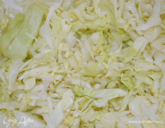 сложить в миску, посыпать солью и помять руками, чтобы капуста стла мягкой. 