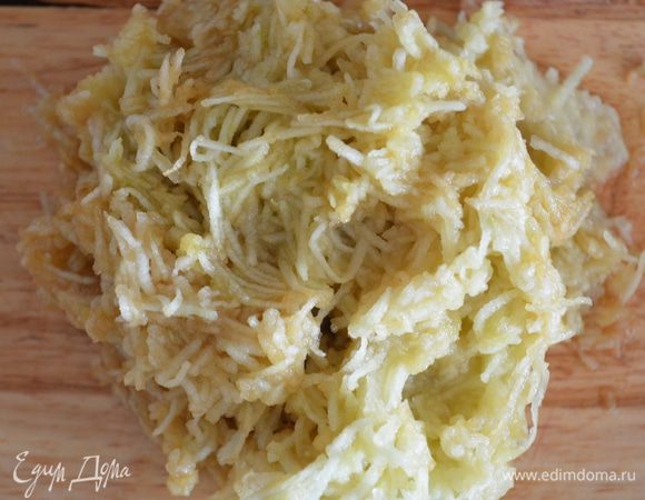 яблоко натереть на мелкой терке, сбрызнуть лимонным соком