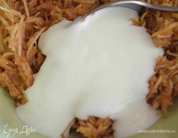 йогурт смешиваем с тертым яблоком