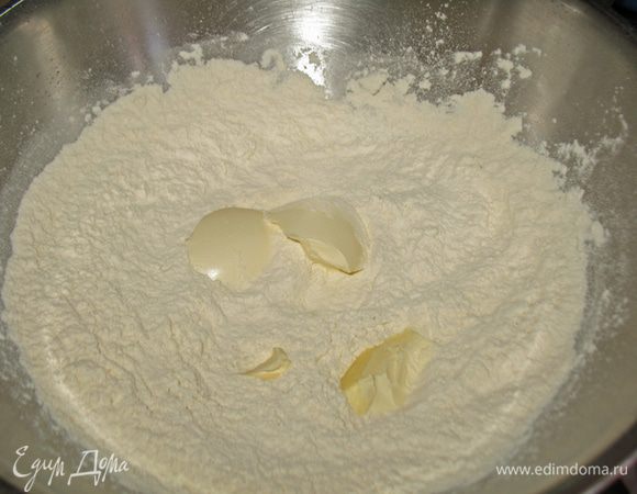 Муку просеиваем в миску добавляем масло и перетираем в крошку. В рецепте рекомендовали взять 200 г муки с низким содержанием клейковины и 40 г муки с высоким содержанием клейковины. Мука с низким содержанием клейковины делает тесто рассыпчатым, а с высоким содержанием клейковины соединяет тесто и держит вместе. Но это в идеале, если вам повезет. Я брала обычную муку в/с, но главное ее не переложить, тогда тесто получается дубовым. 