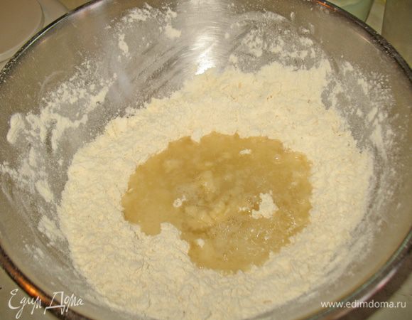 Заливаем масляно-мучную смесь кипящим жиром и замешиваем тесто. 
Лучше всего вымешивать деревянной ложной быстро чтобы не остыло тесто. 