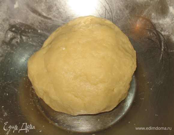 Тесто слегка вымесить руками, чтобы оно стало эластичным. 