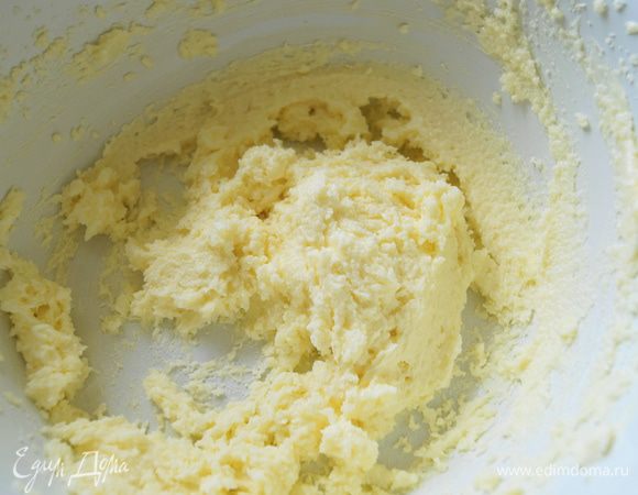 Сливочное масло взбить с сахаром, ванильным сахаром и солью