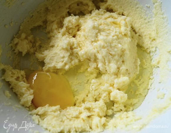 Добавить по одному яйца и хорошо взбить