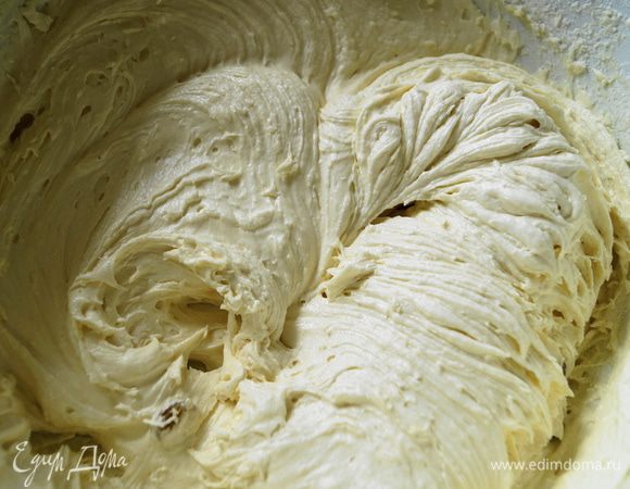 Муку смешать с разрыхлителем и добавить небольшими порциями в сливочно-яичную смесь, хорошо перемешать до однородной массы