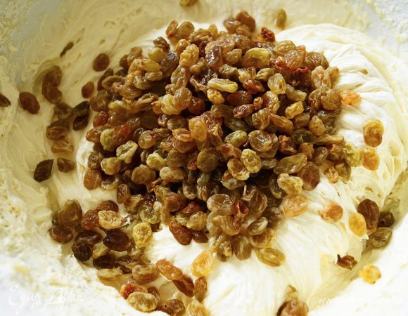 Изюм добавить к сливочно-мучной массе