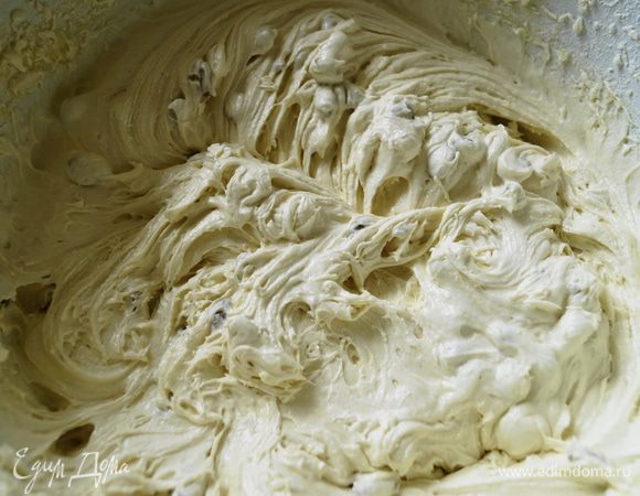 и хорошо перемешать, для равномерного распределения изюма по всей массе