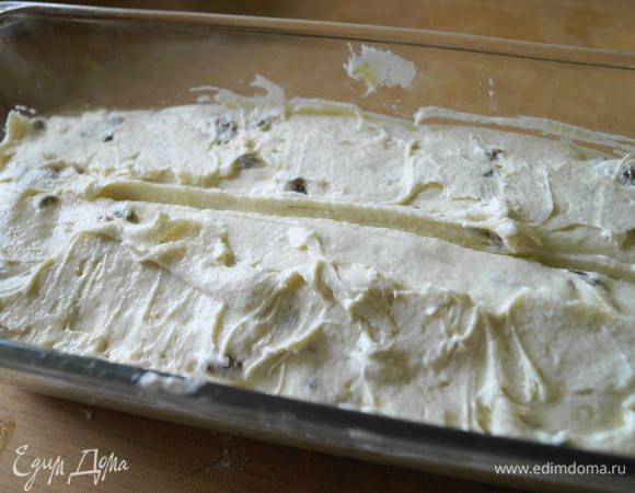 Смазать форму для выпечки маслом и выложить тесто в форму, сделать по центру борозду и поставить в разогретую до 170 градусов духовку на 1 ч. 20 минут. Готовность проверять зубочисткой, если не готово печь еще немного.