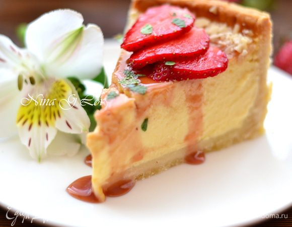 Этот чизкейк настолько нежный,благодаря своей неповторимой текстуре,но самое главное,что он держит форму при разрезании,хотя я боялась,что не получится,так как масса была очень  жидкой,но мои страхи оказались напрасными. Еще совет,песочное тесто в холодильнике немного затвердевает,так что перед подачей отрежьте кусочек и дайте минут 10-15 ему отойти.