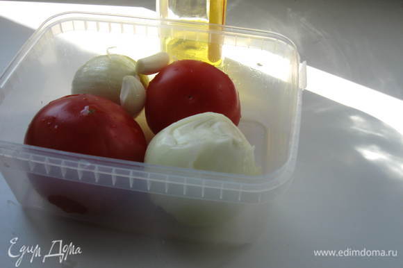 Подготовьте остальные ингредиенты для маринования. Чеснок нарежьте пластинками, лук и помидоры — кольцами.