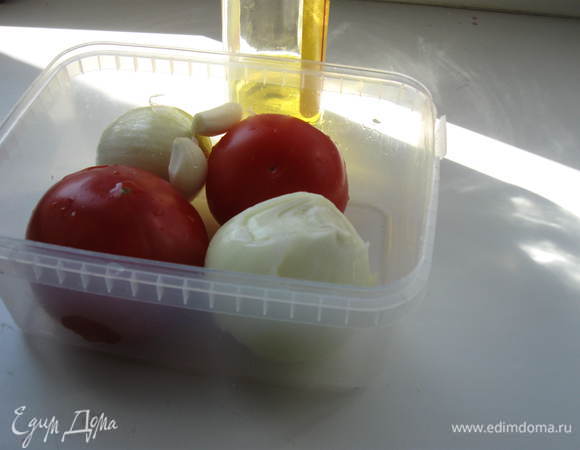 Подготовьте остальные ингредиенты для маринования. Чеснок нарежьте пластинками, лук и помидоры — кольцами.