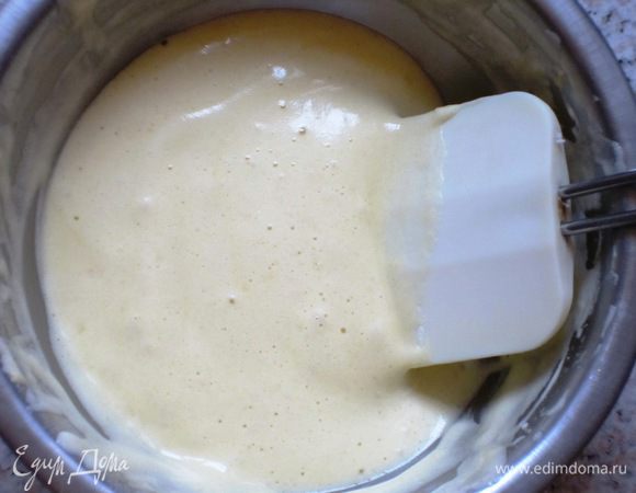 Бисквитный корж: Яйцо взбить с сахаром и 1 ст.л. воды.Ввести просеянную  муку с разрыхлителем. Хорошо перемешать. 