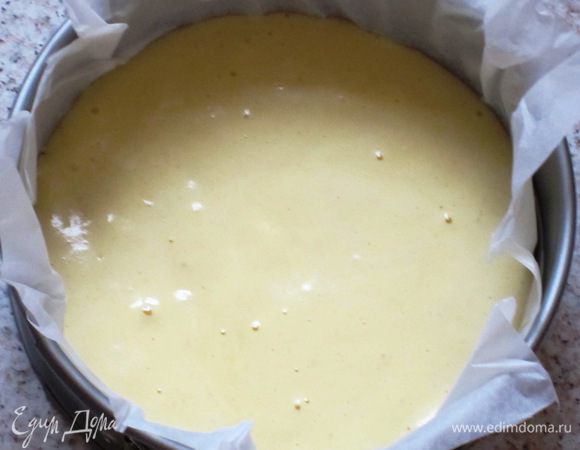 Вылить тесто в форму с пергаментом и выпекать в разогретой до 180 °С духовке 10-12 минут.Остудить на решётке.