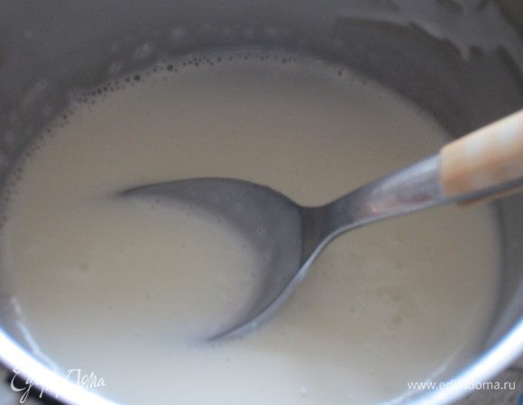 Подогреть 2 ст.л. сливок,снять с огня,ввести хорошо отжатый желатин,тщательно перемешать.