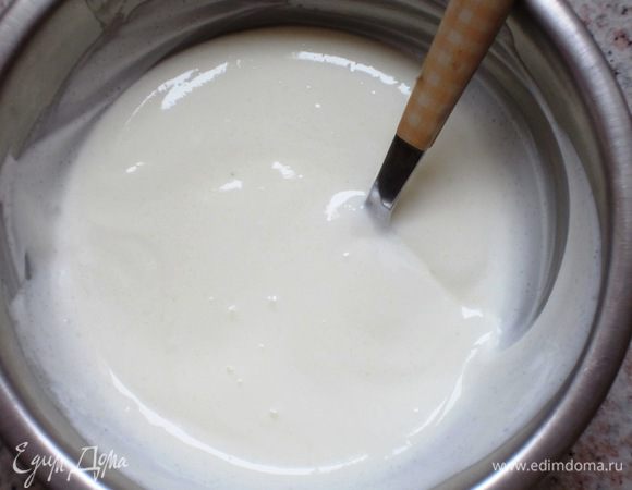 В йогурт добавить сахар,перемешать.