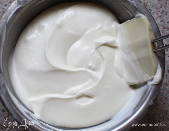  Взбить оставшиеся сливки с  сахарной пудрой. Перемешать йогурт со сливками. 