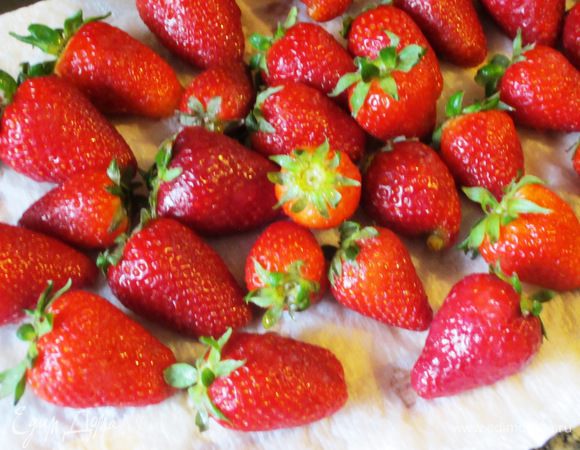 Сборка торта:Клубнику помыть и выложить на бумажное полотенце.