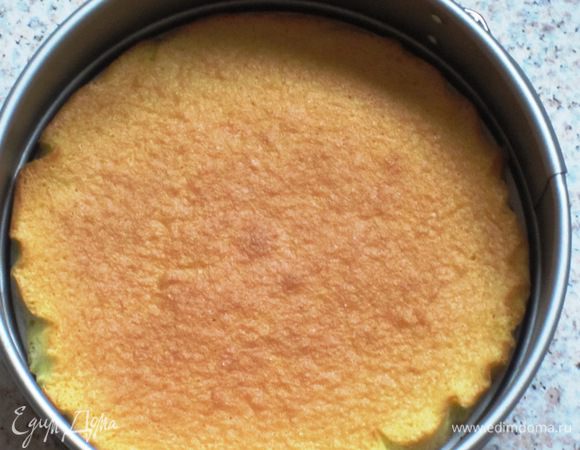 Остывший корж поместить в разъёмную форму.