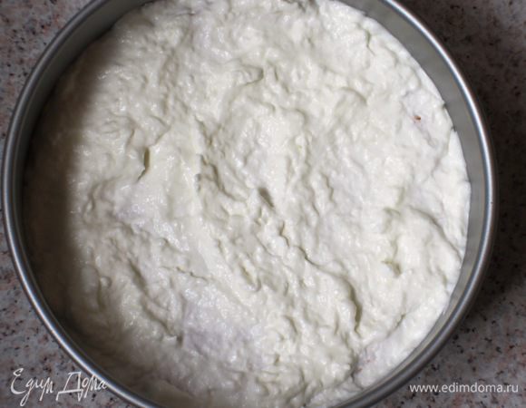 На корж нанести немного мусса .