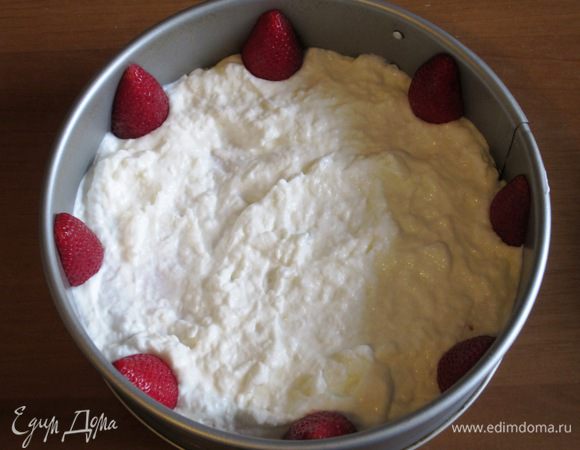 Сверху выложить клубнику. ....