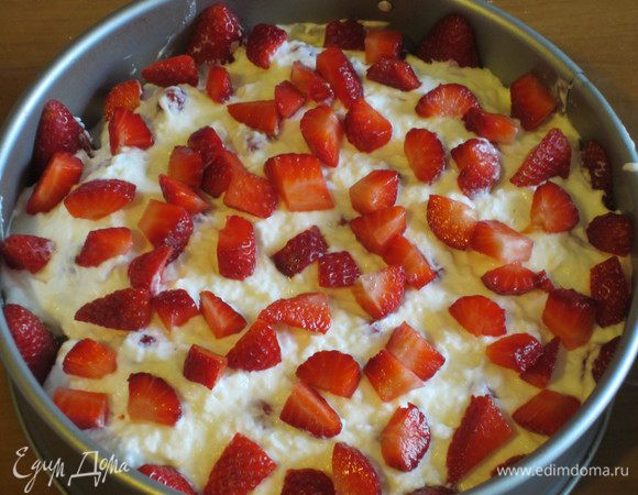 Залить торт муссом .Оставшуюся клубнику мелко порезать и выложить на торт. 