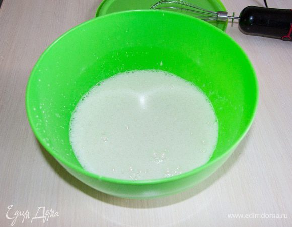 Яйца смешать с сахаром.