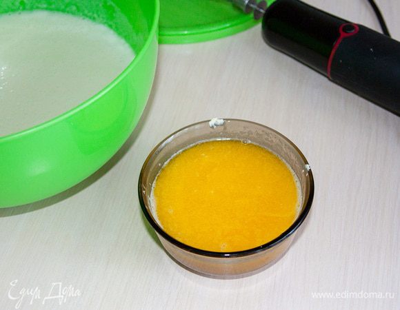 Маргарин растопить и добавить в получившееся тесто.