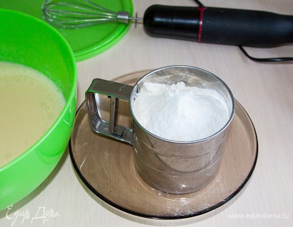 Смешать разрыхлитель с мукой.