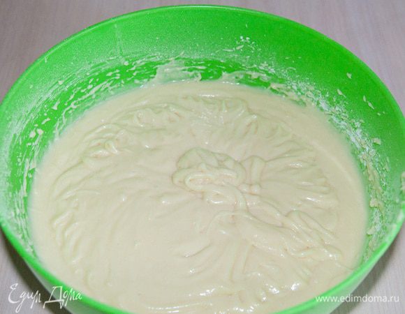 Добавить в тесто столько муки, чтобы оно получилось как на оладьи.