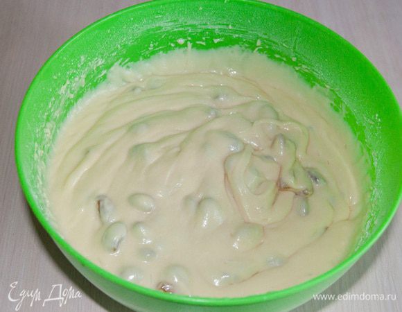 Изюм вымыть и смешать с тестом. Если тесто будет жидким, то при выпекании весь изюм окажется снизу.