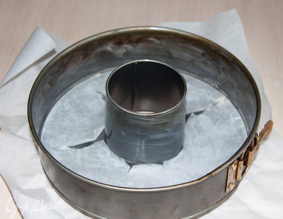 Форму выстелить пекарской бумагой (не обязательно) и смазать сливочным маслом.