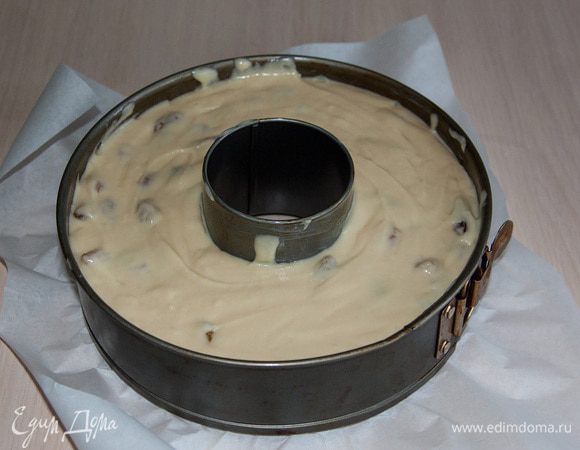 Равномерно распределить тесто по форме.