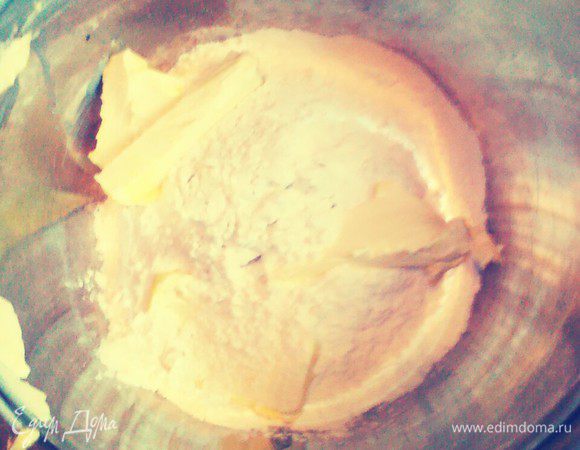 Муку, масло перетереть в мелкую крошку.