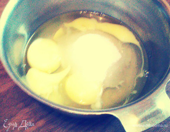 Яйца и сахар взбить.