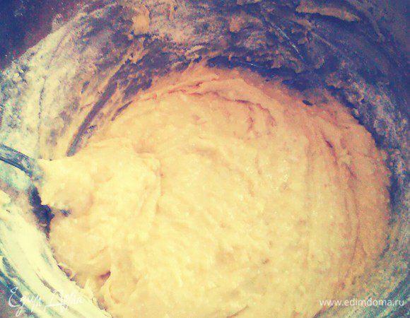 Замесить тесто для орешков.