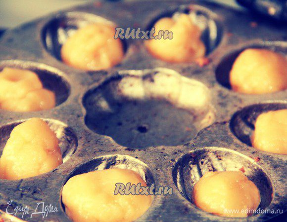 Выложить тесто. Прикрыть крышкой. Надавить и жарить в течение 5 секунд.