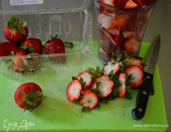 Клубнику помыть,отрезать зеленую часть. Порезать на 4 части. У меня 2 стакана мерных клубники.